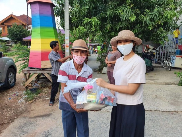 "ส​ราวุธ​  ลูก​บ้านใหญ่" อดีตนักมวยชื่อดังและทีมงานแจกของให้ผู้กระทบโควิด19 ย่านนวลจันทร์