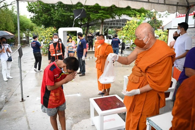คณะสงฆ์ จ.ปทุมธานี มอบทุน-สิ่งของ โรงทานวัดคุณหญิงส้มจีน