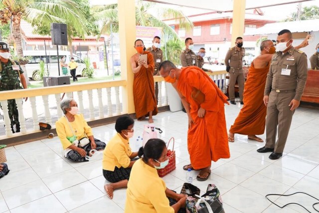 ชาวโคกม่วงชุม "สีข้าวใส่ถุง" แจกผู้ได้รับผลกระทบโควิด-19