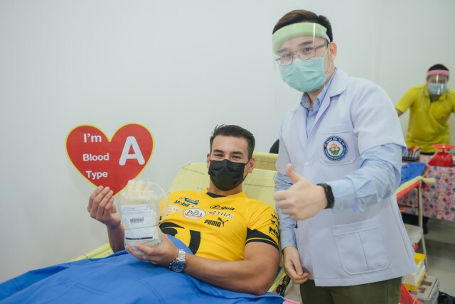 "แซนดี้" ร่วมบริจาคโลหิตช่วยผู้ป่วยโควิด 19