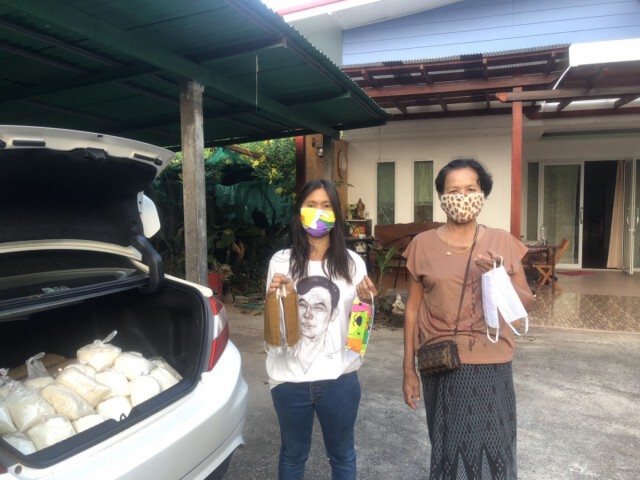 ชาวโคกม่วงชุม "สีข้าวใส่ถุง" แจกผู้ได้รับผลกระทบโควิด-19
