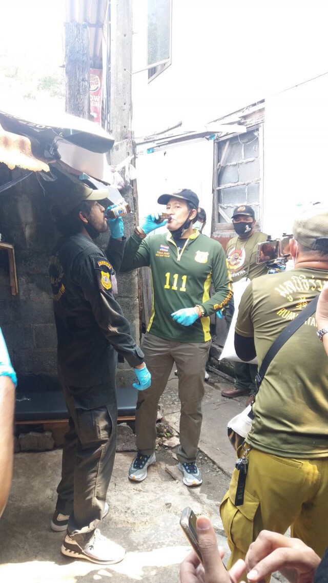 "บิณฑ์" นำทีม แจกของให้ชาวชุมชนวัดปทุมวันฯ
