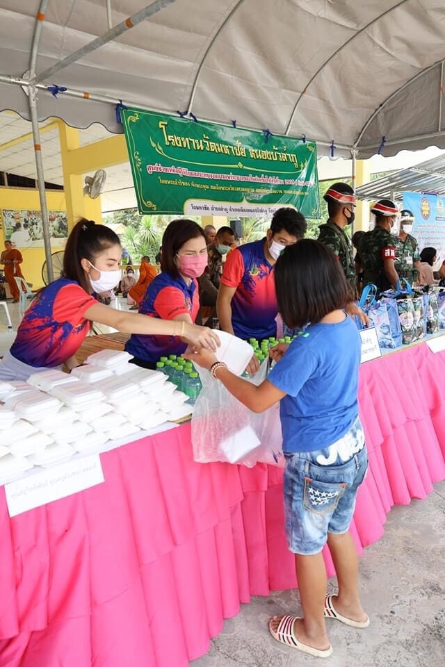 ชาวโคกม่วงชุม "สีข้าวใส่ถุง" แจกผู้ได้รับผลกระทบโควิด-19