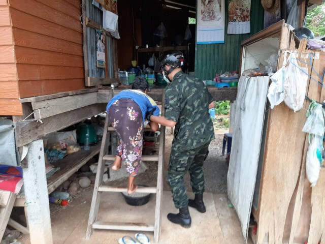 "โมบายเดลิเวอรี่" ทหารส่งอาหารช่วยประชาชนช่วง "โควิด" ระบาด