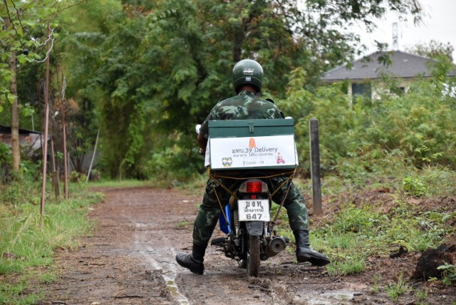 "โมบายเดลิเวอรี่" ทหารส่งอาหารช่วยประชาชนช่วง "โควิด" ระบาด