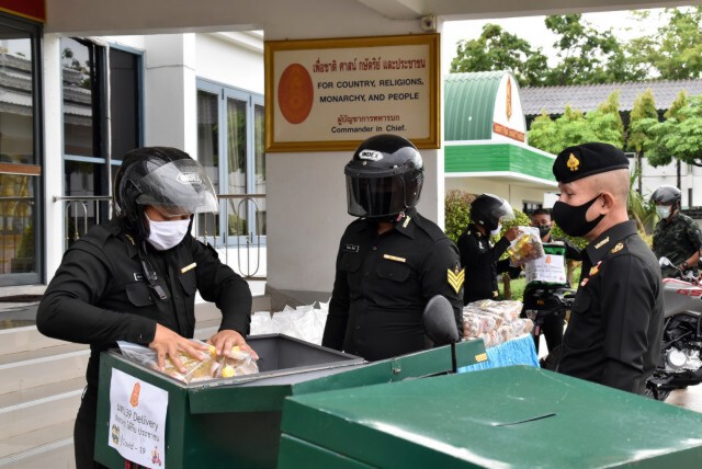 "โมบายเดลิเวอรี่" ทหารส่งอาหารช่วยประชาชนช่วง "โควิด" ระบาด