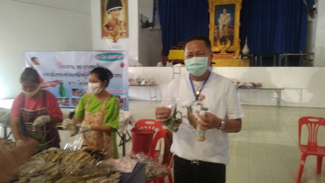 นำน้ำพริกปลาทูฯ แจกผู้ได้ระบผลกระทบโควิด-19