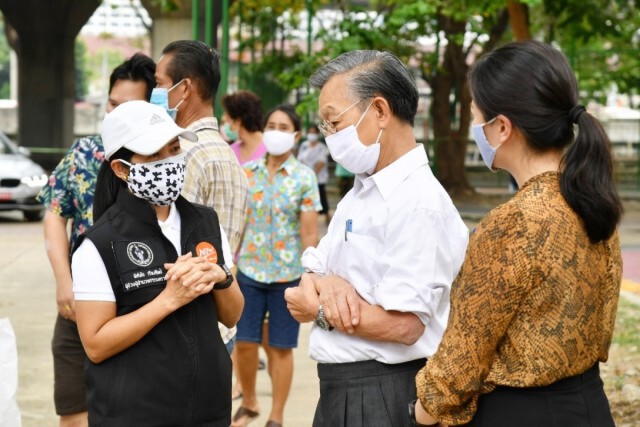 "ชวน" ร่วมแจกอาหารเย็นให้ ปชช. ชุมชนซอยหมอเหล็ง บรรเทาวิกฤติโควิด-19