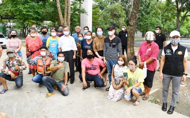 "ชวน" ร่วมแจกอาหารเย็นให้ ปชช. ชุมชนซอยหมอเหล็ง บรรเทาวิกฤติโควิด-19