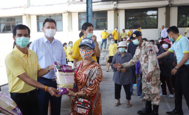 นำผัดไทยและหอยทอด แจกผู้ป่วยติดเตียง - ผลกระทบโควิด-19
