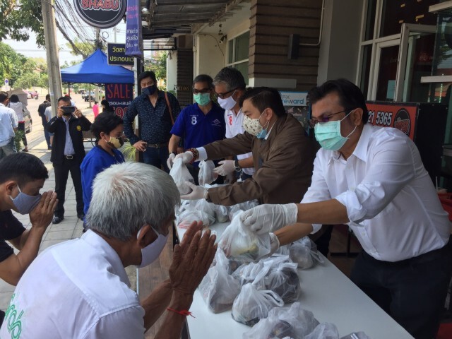 "สามารถ" นำส.ส.พลังประชารัฐ ลงพื้นที่แจกอาหาร-หน้ากากอนามัย