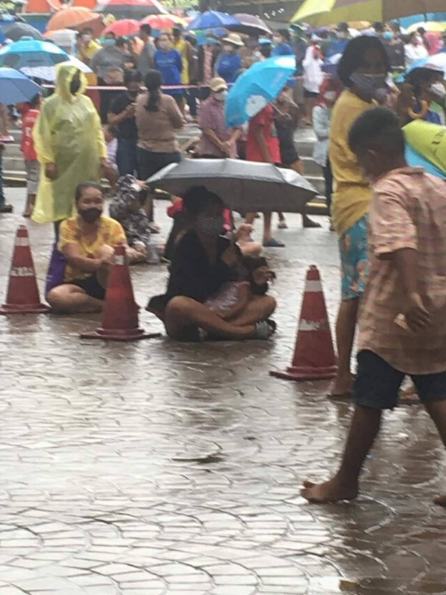 ชาวเน็ตแห่สงสาร! ชาวบ้านตากฝนรอรับของแจกประทังชีวิต