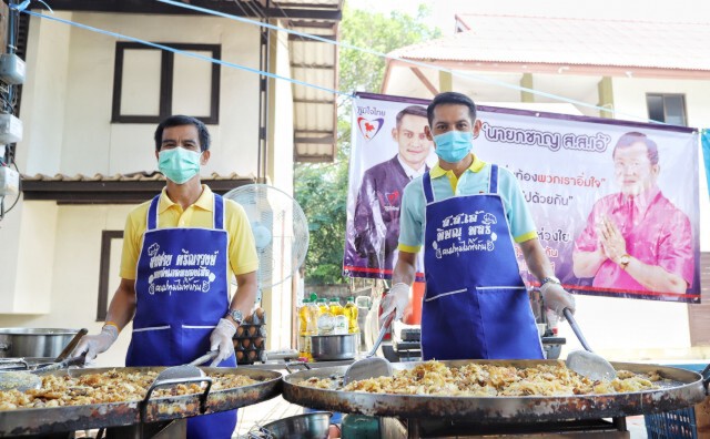 นำผัดไทยและหอยทอด แจกผู้ป่วยติดเตียง - ผลกระทบโควิด-19