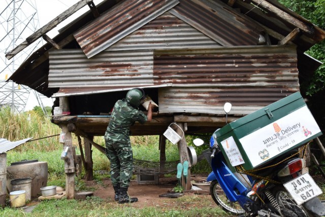 "โมบายเดลิเวอรี่" ทหารส่งอาหารช่วยประชาชนช่วง "โควิด" ระบาด