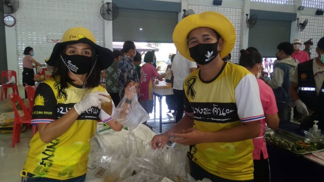 นำน้ำพริกปลาทูฯ แจกผู้ได้ระบผลกระทบโควิด-19