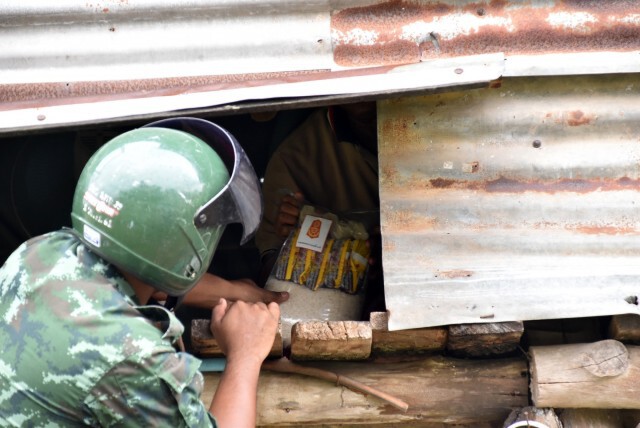 "โมบายเดลิเวอรี่" ทหารส่งอาหารช่วยประชาชนช่วง "โควิด" ระบาด