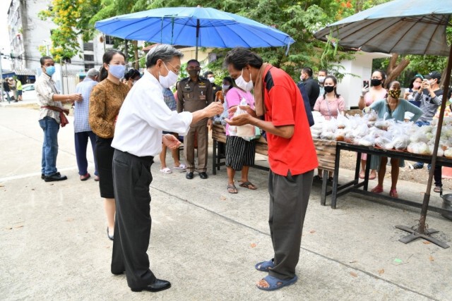 "ชวน" ร่วมแจกอาหารเย็นให้ ปชช. ชุมชนซอยหมอเหล็ง บรรเทาวิกฤติโควิด-19