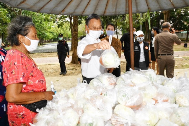 "ชวน" ร่วมแจกอาหารเย็นให้ ปชช. ชุมชนซอยหมอเหล็ง บรรเทาวิกฤติโควิด-19