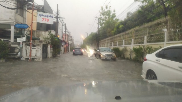 ฝนถล่มกรุงฯ น้ำท่วมปริ่มถนน!!