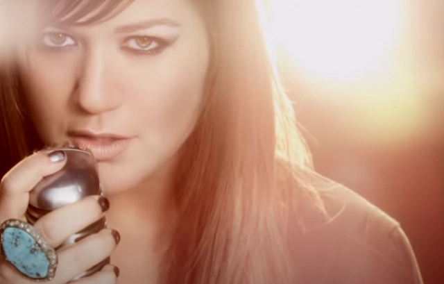 ดีวาตัวแม่!! "เคลลี คลาร์กสัน" ปล่อยซิงเกิล "I Dare You" ที่ไม่ได้มีแค่ภาษาเดียว!!!