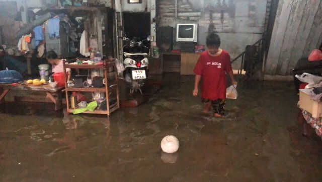 ฝนถล่มศรีราชา น้ำหลากท่วมหลายจุด ชาวบ้านสุดทำใจ