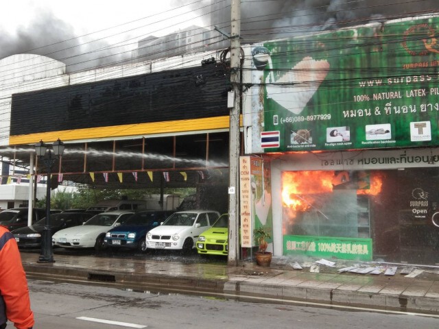 ไฟไหม้ร้านขายที่นอนใกล้แยกผังเมือง