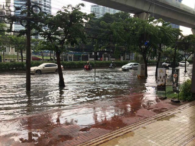 ฝนถล่มกรุงฯ น้ำท่วมปริ่มถนน!!