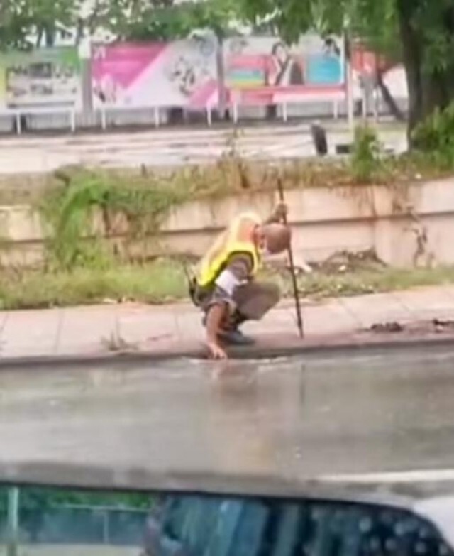 ชาวเน็ตชื่นชม! ตำรวจน้ำดี ทำด้วยใจ ล้วงท่อระบายน้ำ ไม่สนเชื้อโรค เพราะกลัวจยย.ลื่นล้ม