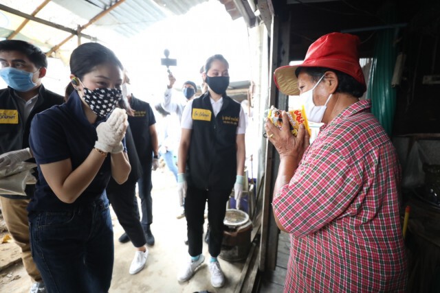 "มาดามเดียร์-ธณิกานต์" เคาะประตูบ้านแจกข่าวสารอาหารแห้งช่วย ปชช.บางซื่อ