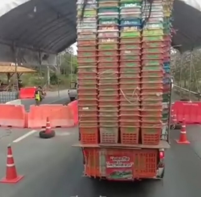 วิจารณ์ยับ! คลิปกระบะขนของสูงปรี๊ด...แต่ผ่านด่านตำรวจได้เฉย