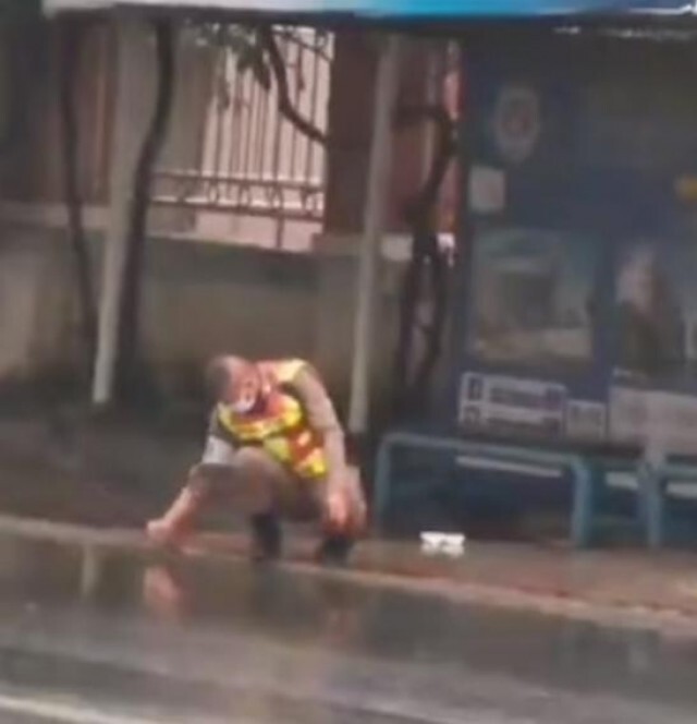 ชาวเน็ตชื่นชม! ตำรวจน้ำดี ทำด้วยใจ ล้วงท่อระบายน้ำ ไม่สนเชื้อโรค เพราะกลัวจยย.ลื่นล้ม