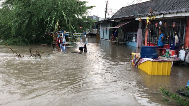 ฝนถล่มศรีราชา น้ำหลากท่วมหลายจุด ชาวบ้านสุดทำใจ
