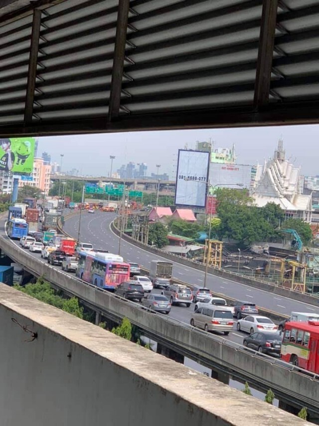 รถติดยาว! เทรลเลอร์ เสียหลักปีนแท่งแบริเออร์ทางด่วนบางนา