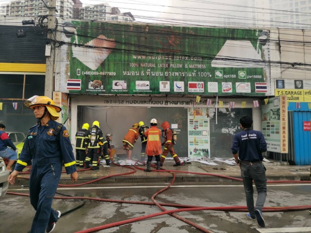 ไฟไหม้ร้านขายที่นอนใกล้แยกผังเมือง