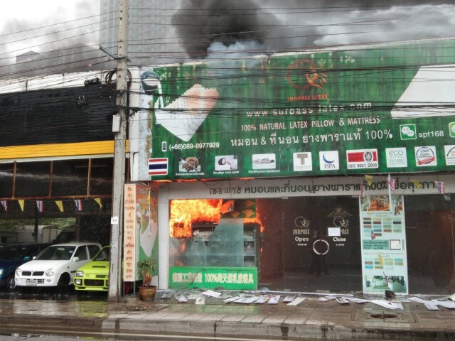 ไฟไหม้ร้านขายที่นอนใกล้แยกผังเมือง