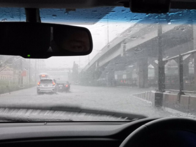 ฝนถล่มกรุงฯ น้ำท่วมปริ่มถนน!!