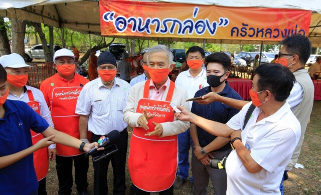 "สุวัจน์" เปิดครัวหลวงพ่อ แจกข้าวกล่อง เชื่อรัฐเร่งแก้วิกฤติคู่ขนานโควิด เศรษฐกิจ