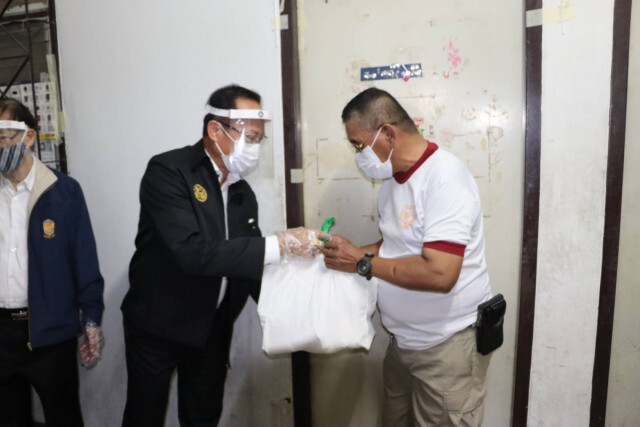 มท.ลุยแจกถุงยังชีพช่วยประชาชน