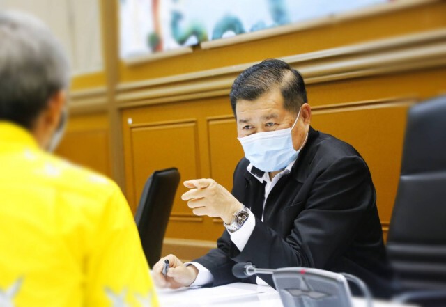 นิพนธ์ ติดตามสถานการณ์โควิดฯร่วมประชุม Video Conference ที่จ.สงขลา