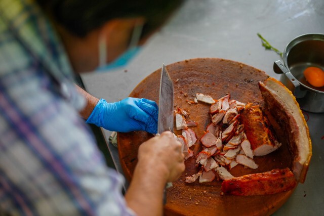 ‘รักษาคุณภาพและใส่ใจลูกค้า’ คาถารอดทุกวิกฤติ 'ร้านหมูแดงสีมรกต'
