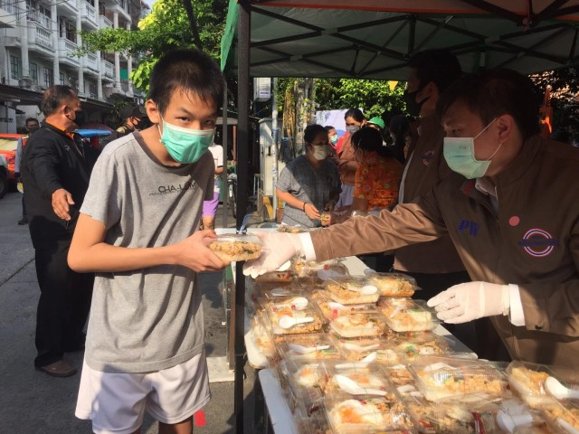 "สามารถ" นำทัพ ส.ส.พลังประชารัฐ แจกอาหาร-เจลพื้นที่บางกอกน้อย