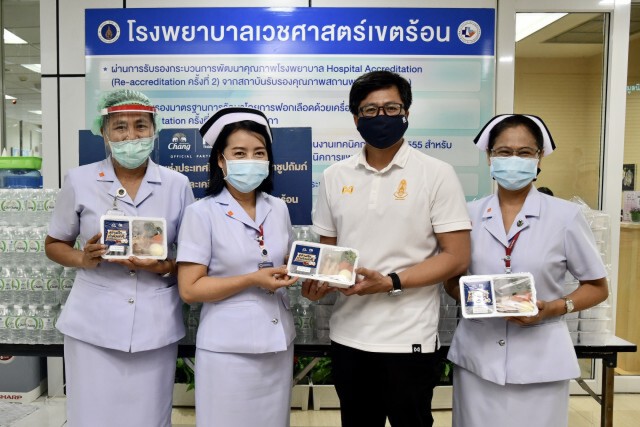 ส.บอล ร่วมกับ "ช้าง" มอบอาหารให้แพทย์ รพ.เวชศาสตร์เขตร้อน