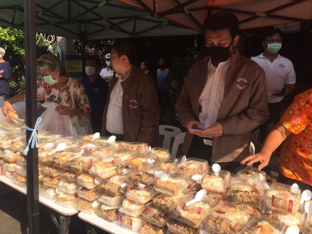 "สามารถ" นำทัพ ส.ส.พลังประชารัฐ แจกอาหาร-เจลพื้นที่บางกอกน้อย