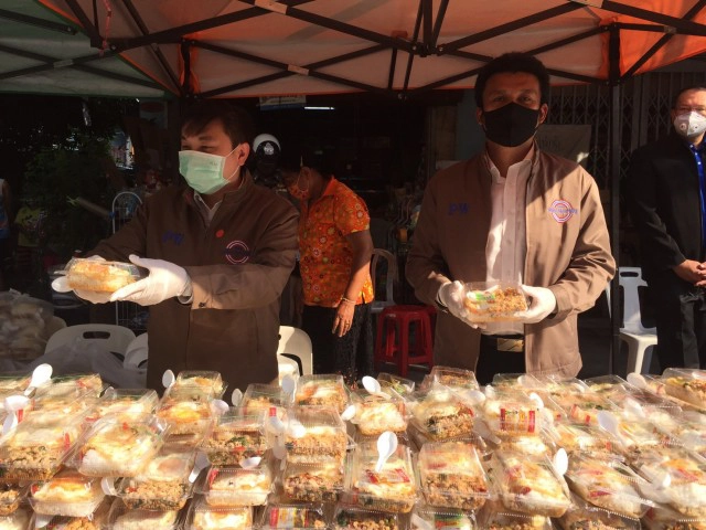 "สามารถ" นำทัพ ส.ส.พลังประชารัฐ แจกอาหาร-เจลพื้นที่บางกอกน้อย