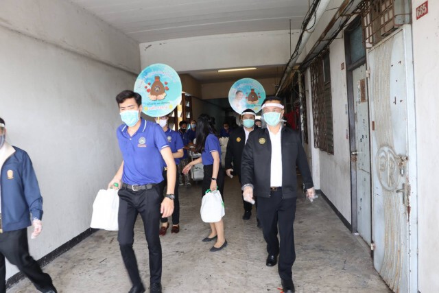 มท.ลุยแจกถุงยังชีพช่วยประชาชน