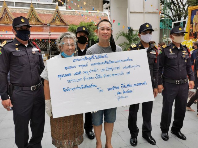 "ต๋องศิษย์ฉ่อย"ลุยต่อ! แจกข้าวกล่อง-ถุงยังชีพย่านคลองเตย