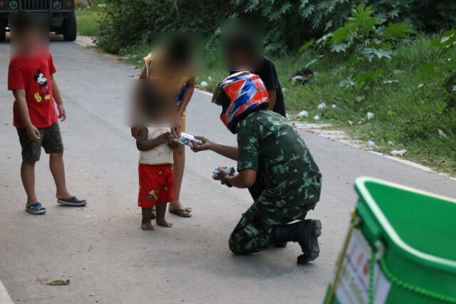 Grab Soldier ส่งข้าว-น้ำ แถมพ่วงนมกล่องให้เด็กน้อย