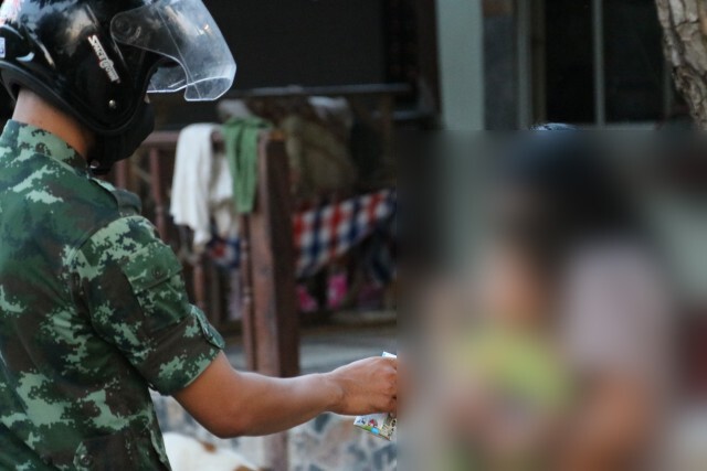 Grab Soldier ส่งข้าว-น้ำ แถมพ่วงนมกล่องให้เด็กน้อย