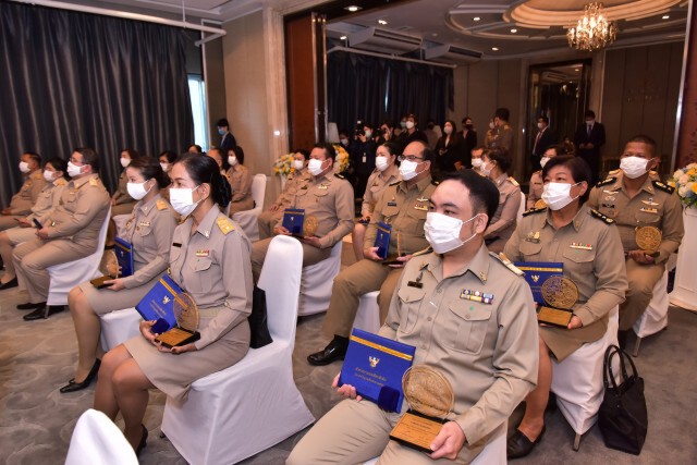 "สมศักดิ์" มอบรางวัลข้าราชการดีเด่น ขอช่วยกันเป็นที่พึ่งประชาชน