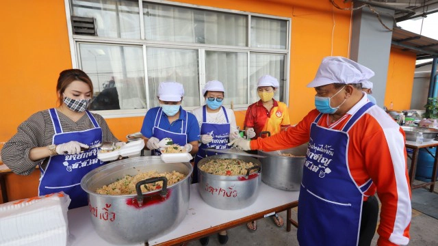 คนปทุมฯไม่ทิ้งกัน จัดตั้งครัวสนามแจกข้าวกล่องช่วยประชาชน